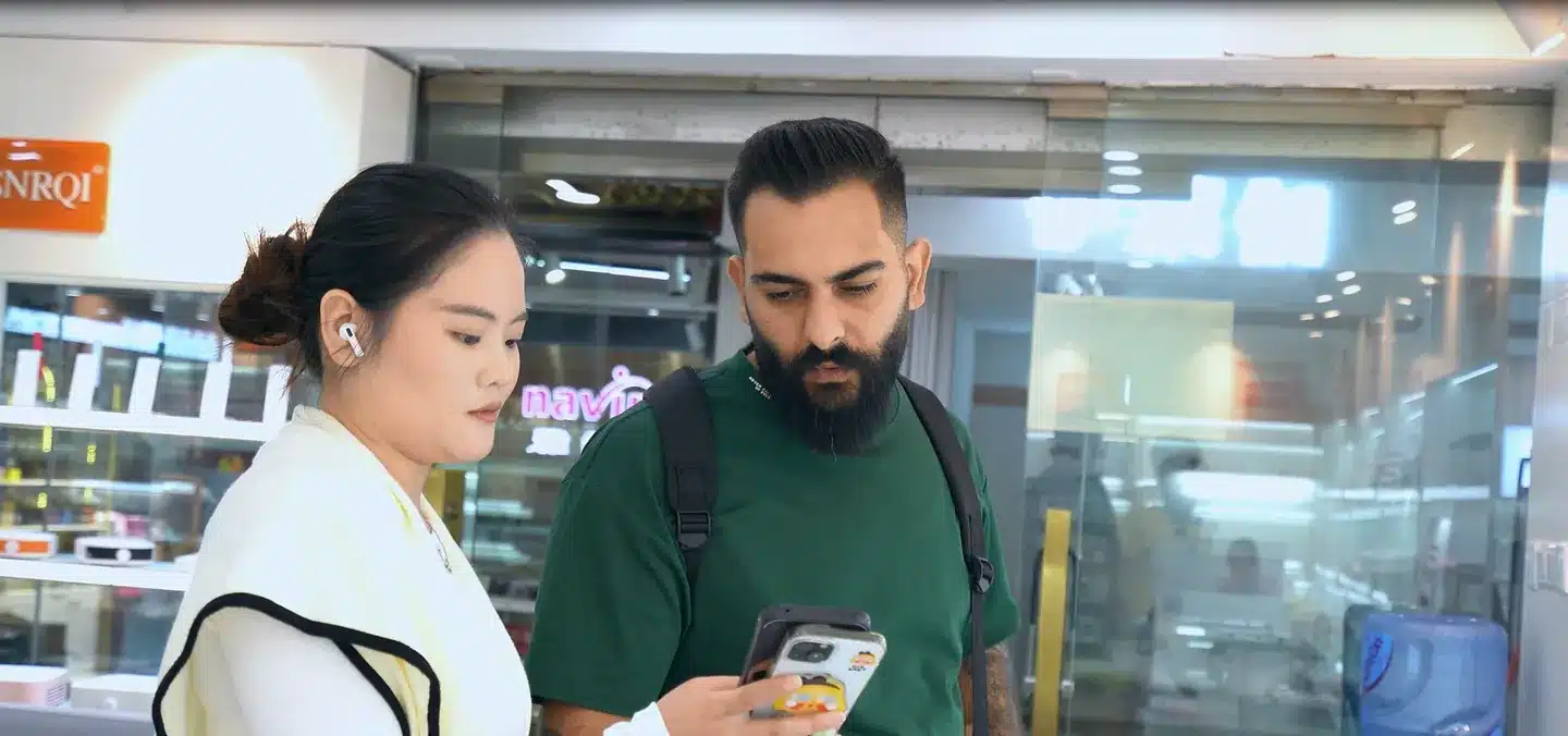 International buyer receiving product sourcing assistance at a Guangzhou cosmetics showroom